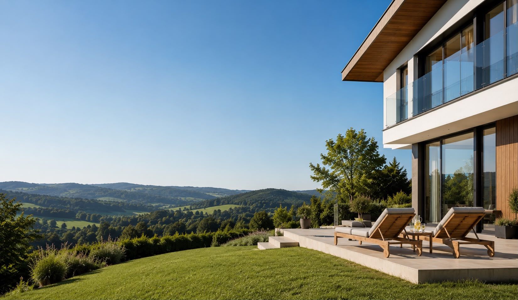 Modernes Architektenhaus mit Terrasse und Blick über die Voralpenlandschaft